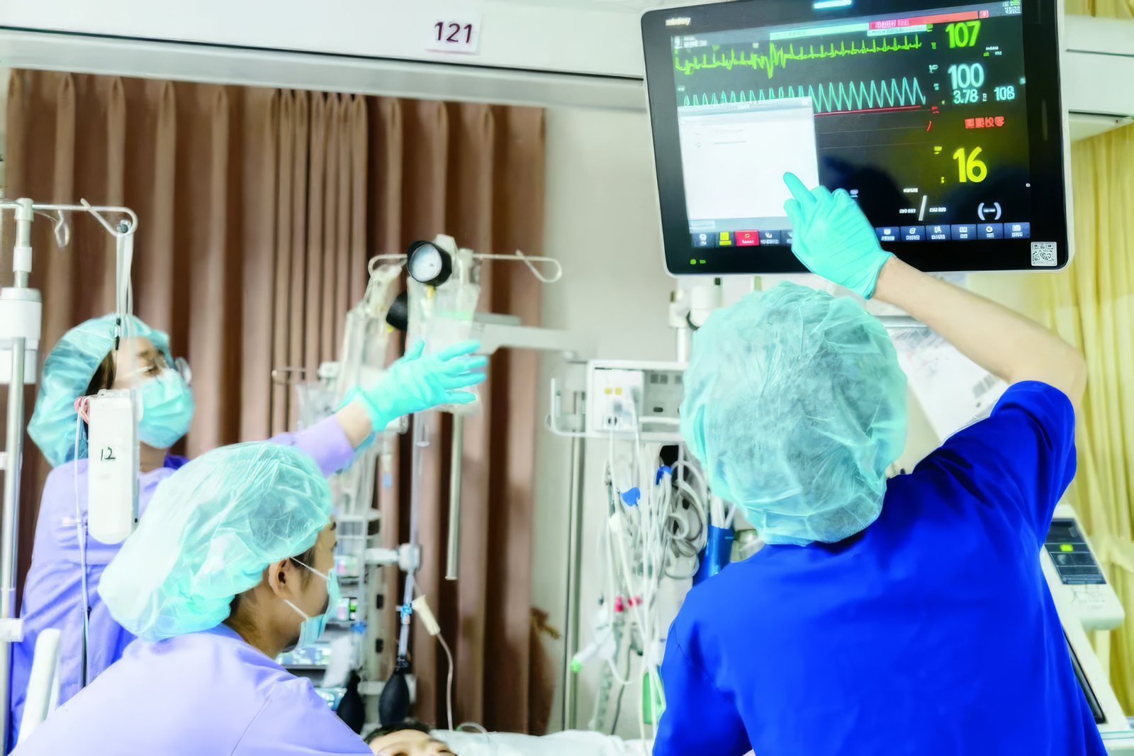 Renji Hospital clinicians working in an intensive care unit
