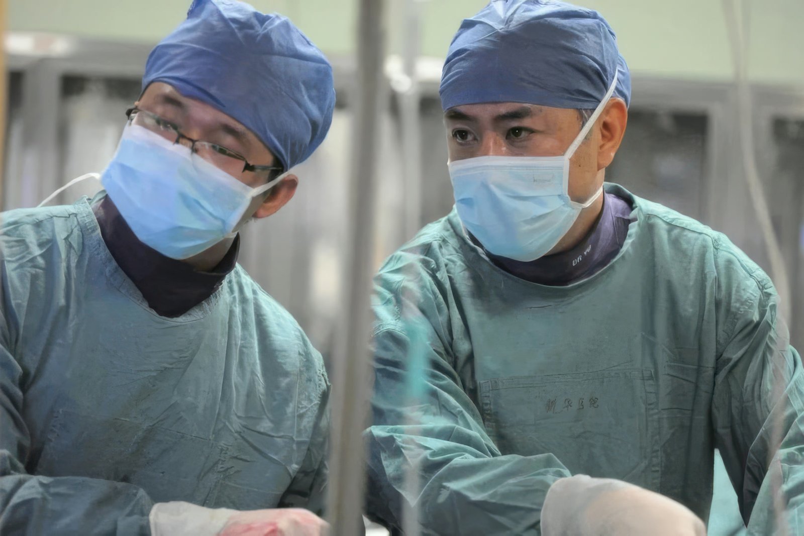 Xinhua Hospital clinicians in a surgical setting